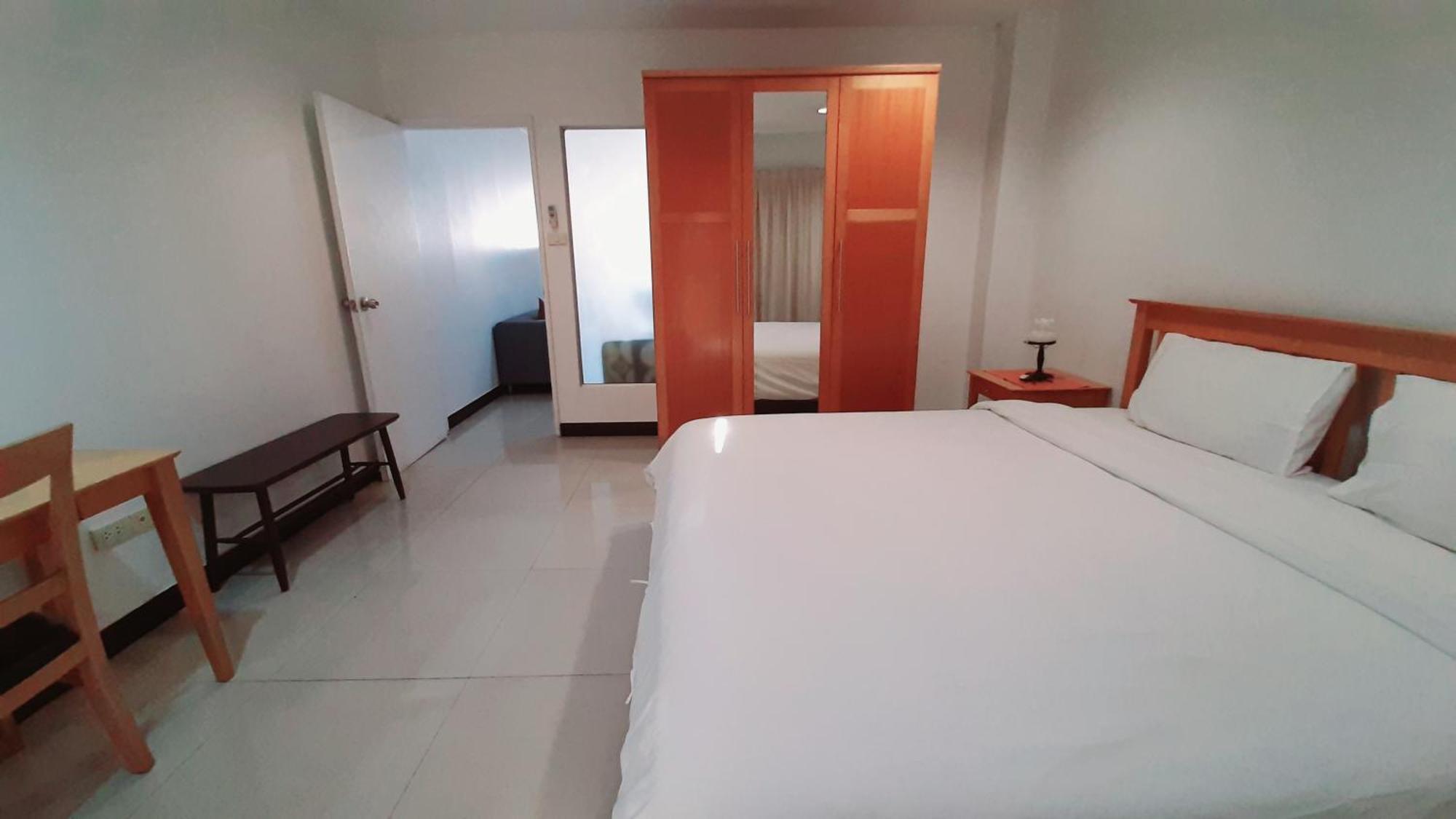 City Plaza Nana Hotel Бангкок Экстерьер фото
