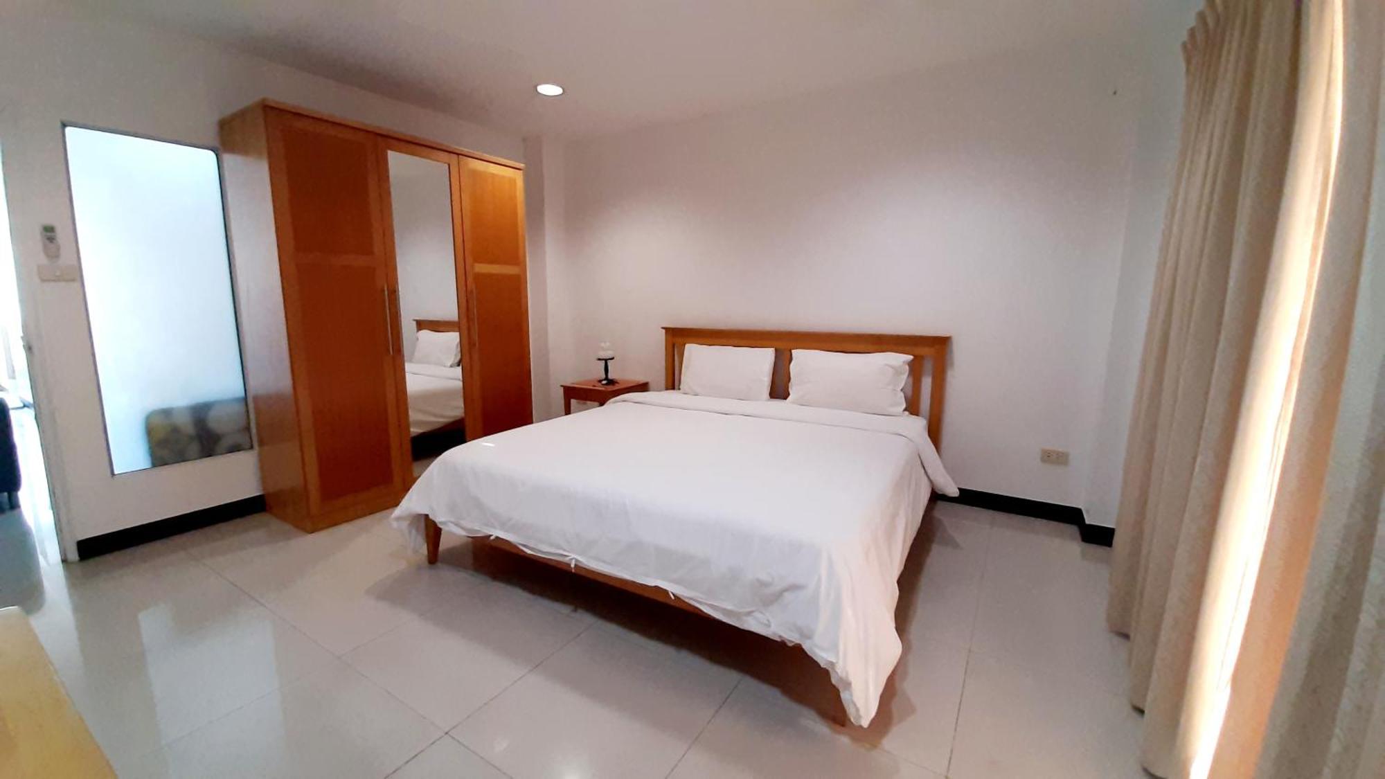 City Plaza Nana Hotel Бангкок Экстерьер фото